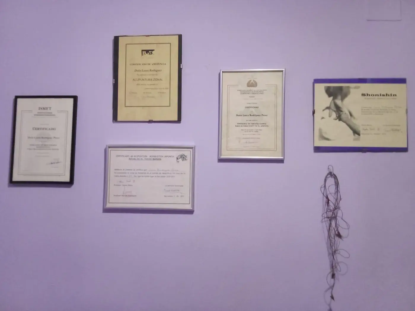 Certificados de formación de Laura Rodríguez en su consulta de Tossa de Mar