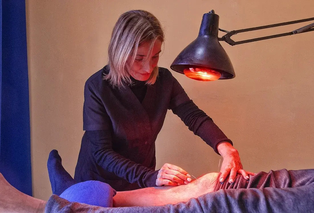 Laura Rodríguez trabajando en una sesión de acupuntura en su consulta de Tossa de Mar